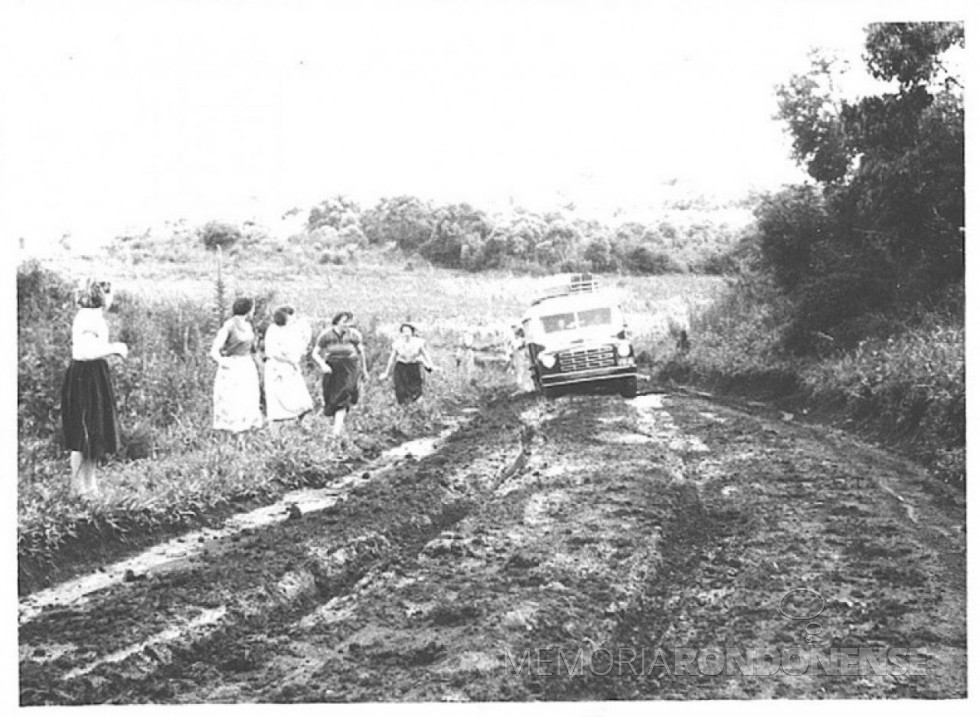 || Ônibus que transportou de mudança a família Seyboth de Ipira à então vila General Rondon.
Imagem: Acervo Família Seyboth - FOTO 3 -