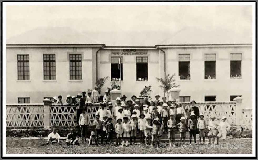 || Grupo Escolar Prof. Munhoz da Rocha, na cidade de Foz do Iguaçu,  que começou a funcionar no começo de 1928. 
Imagem: Acervo Wagner Dias - Foz do Iguaçu - FOTO 3 - 
