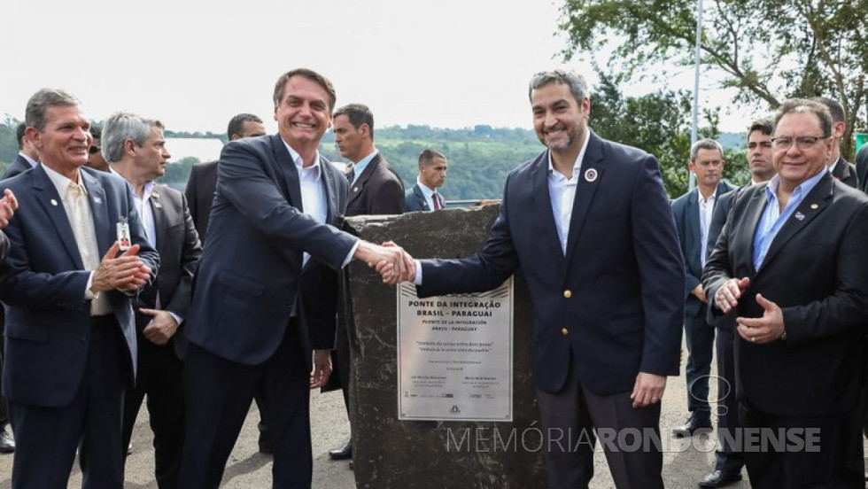 || Presidente brasileiro Jair Bolsonaro e presidente paraguaio Mário Benítez celebrando a assinatura do convênio de delegação de gestão ao Governo do Paraná para construção de segunda ponte entre os dois países. À direita do presidente brasileiro, o general Luna e Silva, diretor-brasileiro da Itaipu Binacional.
Imagem: Acervo Palácio do Planalto - FOTO 23 -