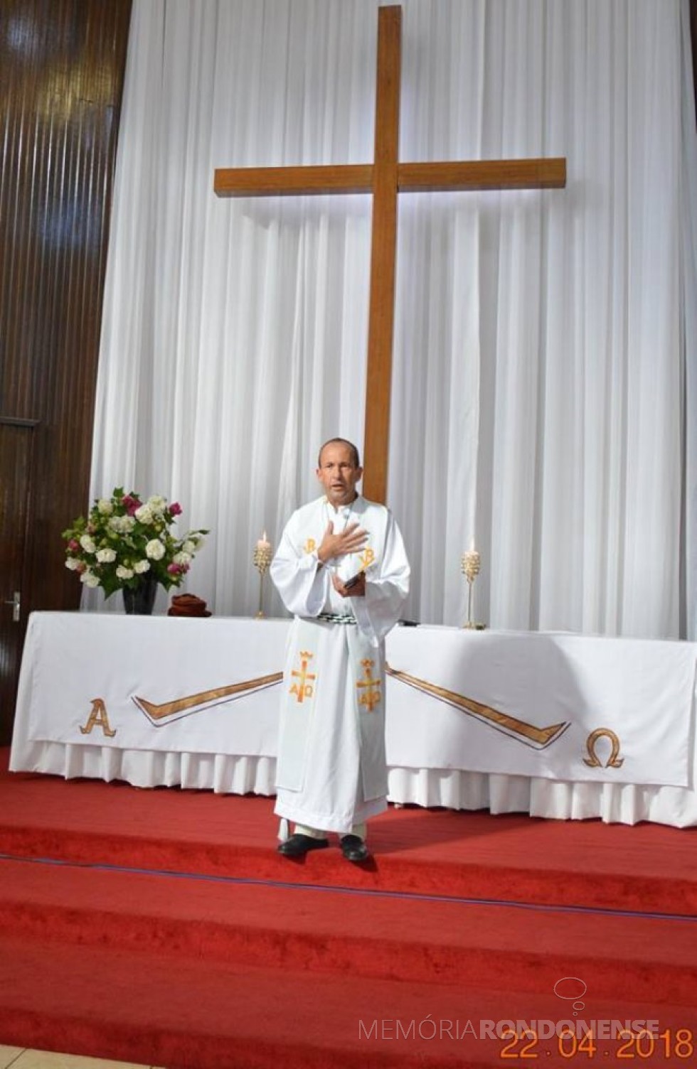 || Pastor Arnildo Munchow oficiando o 11º culto em língua pomerana na Igreja Luterana Cristo, em abril de 2018.
Imagem: Acervo Lori Spitzer Speck - FOTO 10 - 