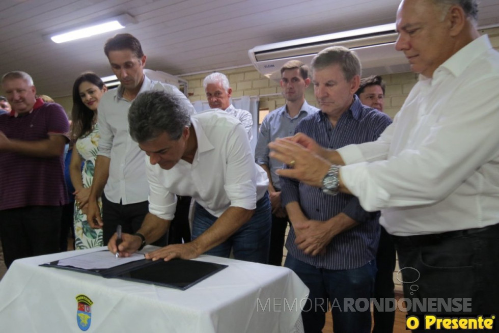 || Governador Beto Richa assinando a ordem de serviço para a construção do Contorno Oeste, em março de 
Da esquerda a direita:  Ilário Hofstaetter (Ila), vice prefeito de Marechal Cândido Rondon, Josiane Laborde Rauber,  1ª dama do município de Marechal Cândido Rondon e secretária municipal de Assistência Social; Marcio Andrei Rauber, prefeito municipal de Marechal Cândido Rondon; Heraldo Trento, prefeito municipal de Guaíra; Anderson Bento Maria, prefeito municipal de Maripá;  deputado estadual Elio Lino Rusch; Jucenir Leandro Stentzler, prefeito municipal de Palotina (meio rosto); e deputado estadual José Carlos Schiavinato (fotografando). 
Imagem: Acervo O Presente - Crédito: Joni Lang - FOTO 17 -