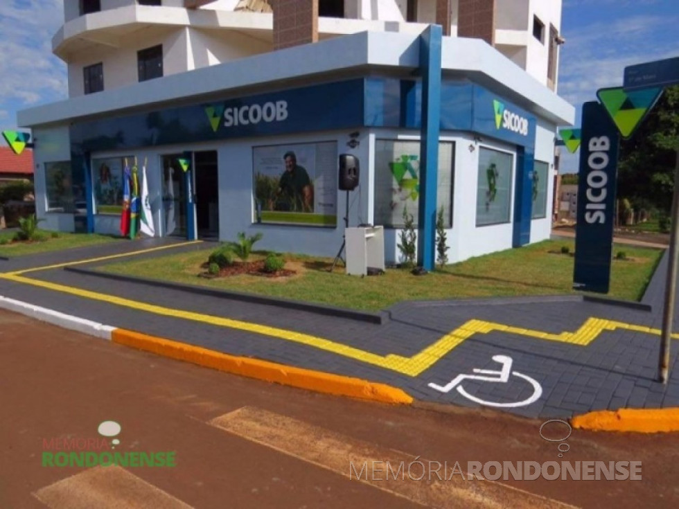 || Vista da agência do SICOOB - Marechal Cândido Rondon na sede municipal de Quatro Pontes, inaugurada em 09 de novembro de 2015. Imagem: Acervo AquiAgora.net – FOTO 18 -