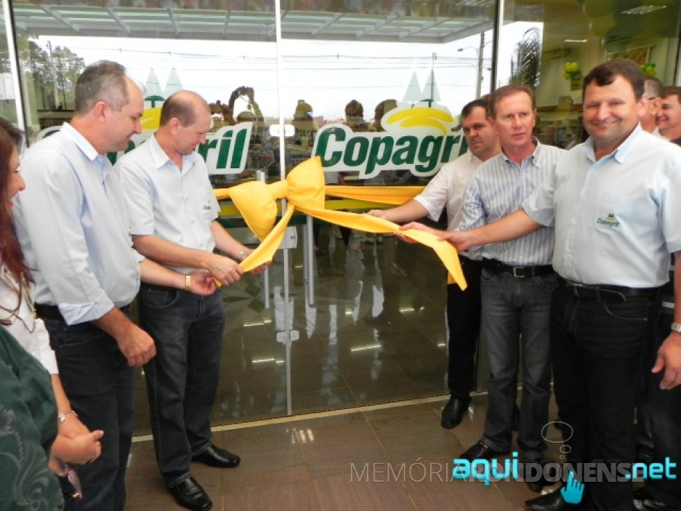 || Momento do descerramento da fita de inauguração do Supermercado Copagril II, em dezembro de 2011.
Da esquerda à direita: Eloi Darci Podkowa, diretor vice-presidente da Copagril; Ricardo Silvio Chapla, diretor-presidente da Copagril; Luciano Cremonese, representando a Acimacar; Moacir Froelich, prefeito municipal; e Márcio Buss, diretor-secretário da Copagril.
Imagem: Acervo Imprensa Copagril - FOTO 10 -