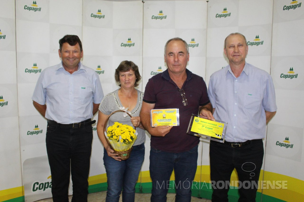 || Vilmar Fülber e esposa com a premiação de 3º colocado no Concurso de Silagem. 
Imagem: Acervo Imprensa Copagril - Crédito: Carina Ribeiro - FOTO 35 -