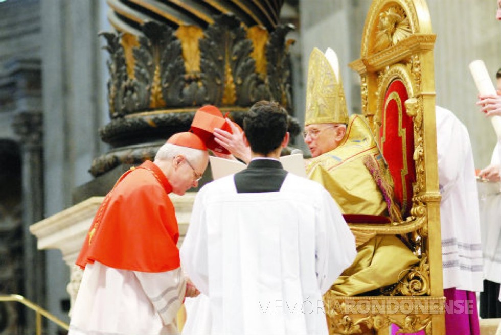 || D. Odilo Scherer recebendo o barrete cardinalício das mãos do Papa Bento 16. 
Imagem: Acervo L'Osservatore Romano - FOTO 6 --
