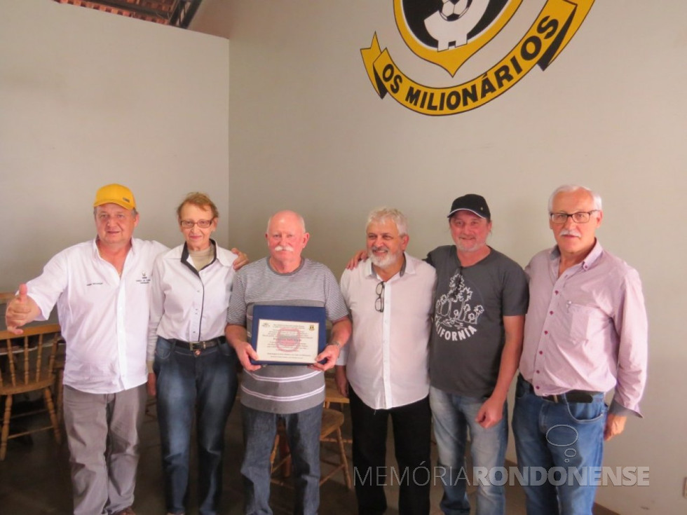 || Homenageado Sadi Hardt e esposa com a comenda da Boca Maldita de Marechal Cândido Rondon.
Ainda na foto, da esquerda à direita, Adelar Berwanger (boné amarelo), do Costelão do Lira; Roberto Nassar, Roberto Carlos Witt (Teti, de boné escuro) e Elmir Port, três da Associação Os Milionários/Boca Maldita.
Imagem: Acervo O Presente - Crédito: Joni Lang - FOTO 12 -