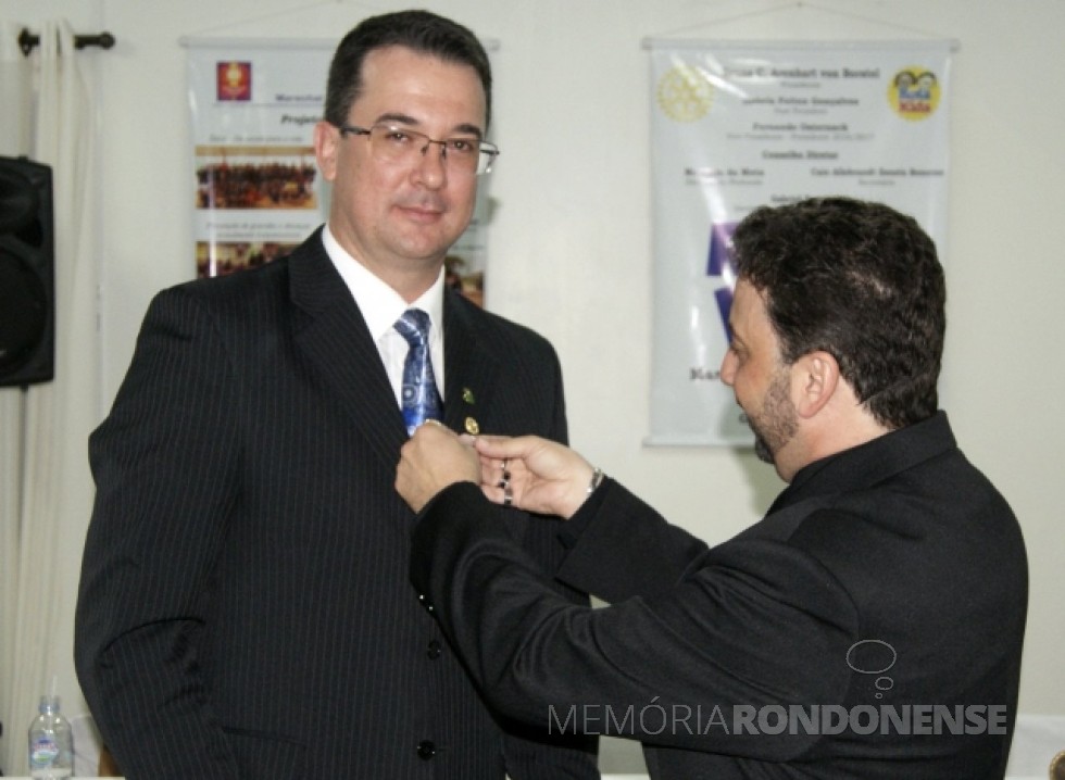 || Rotariano Douglas Roesler recebendo o distintivo de presidente de seu antecessor  professor Affonso Celso Gonçalves Júnior, em junho de 2015. 
Imagem: Acervo AquiAgora.net - FOTO 6 - 