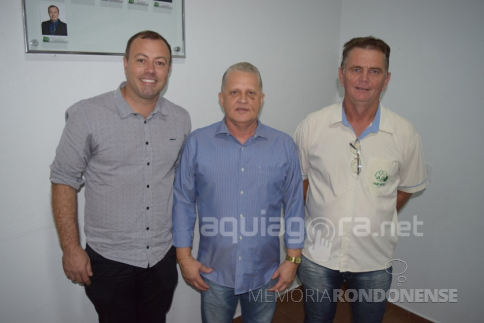 || Enoir Primon (c), presidente da Comissão Central Organizadora do Leitão à Marechal 2019, ladeado pelo presidente da Atamar, Leandro Vivian (e) e Srgio Barbian, presidente da Associação Municipal de Suinocultores de Marechal Cândido Rondon. 
Imagem: Acervo AquiAgora.net - Crédito: Cristine Kempp - FOTO 17 - 
