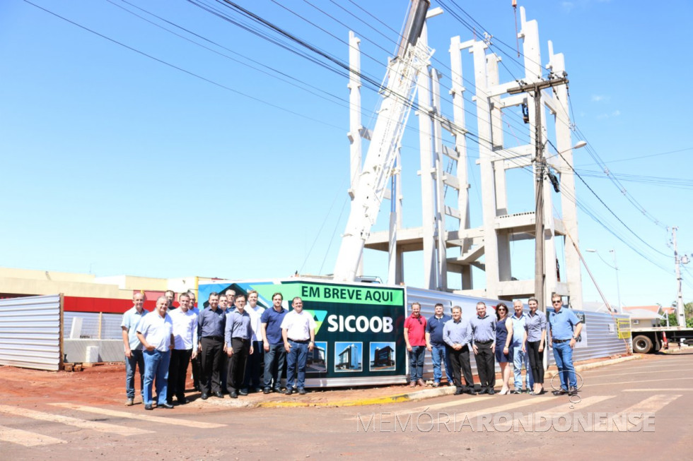 || Flagrante da solenidade de lançamento da construção da nova sede do SICOOB - Marechal Cândido Rondon.
Da esquerda a direita:  1ª - não identificada; 2ª - empresário Jorge Dickel; 3ª - comunicador César Reck;  4ª a 10ª - não identificadas; 11 º- empresário Daniel Felipe Niedermayer - do Grupo Blume - construtora da obra;  12ª - empresário Luciano Cremonese, diretor-presidente do SICOOB - Marechal C. Rondon;  13ª a 16ª - não identificadas; 17ª - contabilista Eli Hofer; 18ª e 19ª - não identificadas;  e 20ª - empresário Pedrinho Hartwig, representante comercial da Rádio Difusora do Paraná.
Imagem: Acervo Marechal News - FOTO 22 -