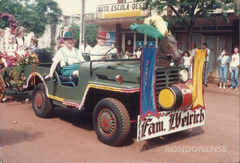 || Pioneiro Benno Weirich (de chapéu verde), num desfile de Oktoberfest, na Rua Sete de Setembro, tendo ao seu lado o filho Ilo e atrás do jipe numa charrete seus familiares. Ele falecido em fevereiro de 1991.
Imagem: Acervo Andrea Weirich - FOTO 9 -