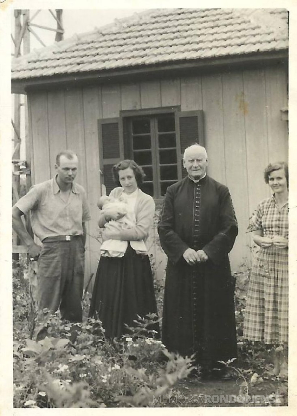 || D. Manoel Könner, segundo prelado da extinta prelazia de Foz do Iguaçu. Em 09 de novembro de 1955 instalou a paróquia Nossa Senhora da Glória, de Quatro Pontes, e visitou a principiante comunidade católica da então General Rondon. Nas duas visitas, D. Manoel administrou o sacramento da Crisma pela primeira vez nas duas comunidades.
Na foto, uma visita à histórica Quinta das Seleções, de propriedade do casal pioneiro rondonense Guido e Irmy Rockenbach. A senhora, à direita, é Maria (nascida Rockenbach), tia de Guido e casada com Henrique Scheidt, primeiro agrimensor na então General Rondon com inscrição no CREA.
Imagem: Acervo Guido Rockenbach - FOTO 6 -