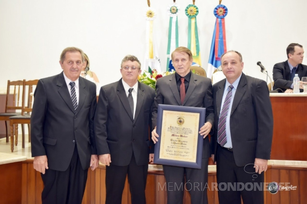 || Empresário Milton Becker com o título honorário,  ladeado pelo vereador Paulo Brandt (proponente) e Pedrinho Tonelli, à esquerda; e a direita pelo prefeito João Laufer, em setembro de 2019. 
Imagem: Acervo O Presente - FOTO 14 -