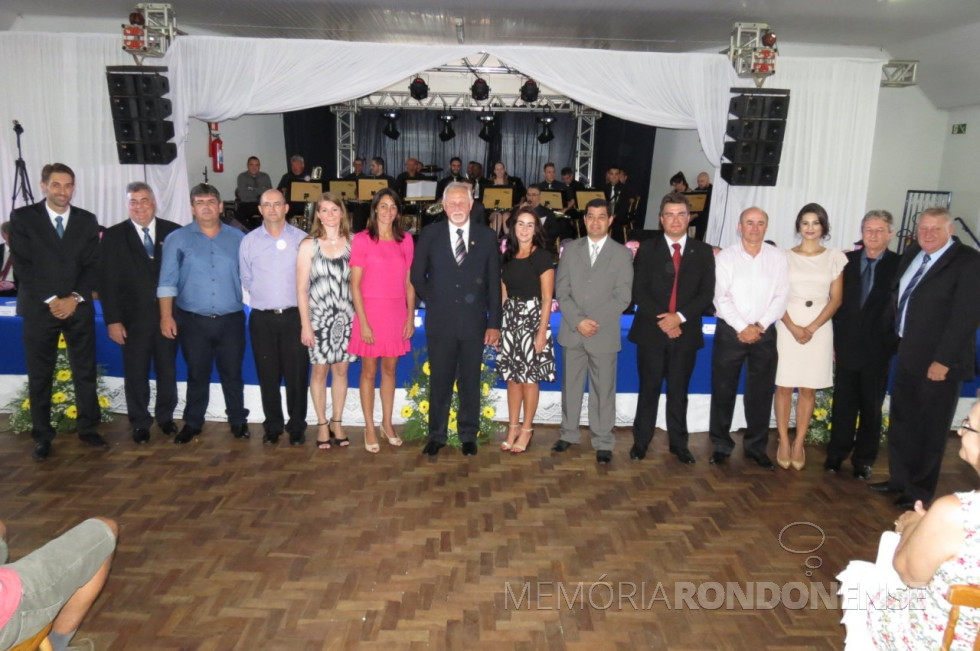 || Prefeito municipal Marcio Rauber com seu secretariado anunciado durante a sua posse, em janeiro de 2017.
Da esquerda à direita: prefeito Marcio Andrei Rauber, engenheiro-civil Vitor Giacobbo, diretor-presidente da SAAE; Jeferson Dahmer, secretário de Viação e Obras Públicas; Carmelo Daronch, secretário de Fazenda; Marciane Specht, secretária de Saúde; professora Márcia Winter, secretária de Educação; Elemar Hensel, secretário de Administração; professora Márcia Veit, secretária de Cultura e PROEM; tenente-coronel Wellington Alves da Rosa, secretário de Segurança e Trânsito; Reiner Klagges Seyboth, secretário de Planejamento; bacharel Walmor Mergener, secretário de Governo; Secretária de Assistência Social, Josiane Laborde Rauber; Valdir Sackser, chefe de Gabinete; e vice-prefeito Hilário Hofstetter.
Imagem: Acervo Câmara Municipal de Marechal Cândido Rondon
Crédito: Cristiano Marlon Viteck - FOTO 14 -