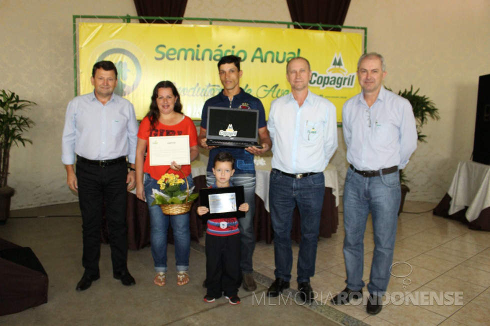 || Produtor de leite Milton Dalbosco, esposa e filho recebendo o premio  de melhor produtor em qualidade na propriedade 2014/2015, da diretoria da Copagril; Márcio Buss - diretor-secretário, à esquerda;  Ricardo Silvio Chapla, diretor-Presidente, ao centro; e Eloi Darci Podkowa, diretor-vice-presidente, em junho de 2015.
Imagem: Acervo Imprensa- Copagril
Crédito: Carina Ribeiro - FOTO 18 -