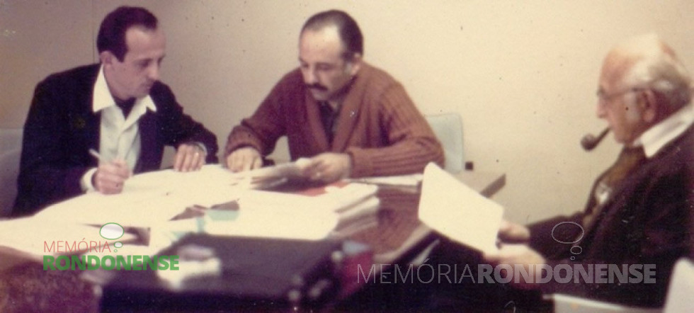 || Silvio Galdino de Carvalho Lima (c) que visitou a Copagril em novembro de 1971.
Na foto, à sua direita Wilson Thiesen, da Ocepar, e à esquerda o Dr. Henry Gerber, estadunidense e cidadão honorário de Marechal Cândido Rondon. Gerber foi enviado ao Brasil pelo governo dos Estados Unidos para auxiliar o desenvolvimento do cooperativismo agrícola.
Imagem: Acervo Ocepar - FOTO 5 -