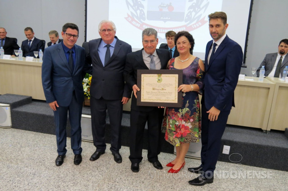 || Empresário rondonense Willian da Silva homenageado como cidadão honorário de Marechal Cândido Rondon.
Da esquerda à direita; vereador Cláudio Köehler (Claudinho), autor do projeto de concessão do título; vereador Pedro Rauber, presidente da Câmara Municipal de Marechal Cândido Rondon; homenageado e esposa Isméria Engels, e prefeito municipal Marcio Andrei Rauber.
Imagem: Acervo CM-MCR - FOTO 14 -