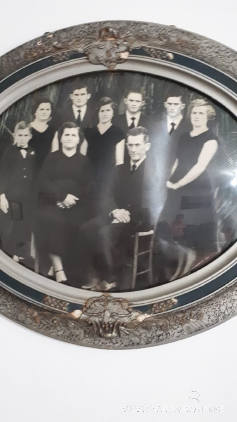 || Casal Elza e Hermann Paulo Ladwig, com os filhos, que chegou de mudança no Oeste  do Paraná, em começo de agosto de 1953. 
Imagem: Acervo da família - FOTO 1 -