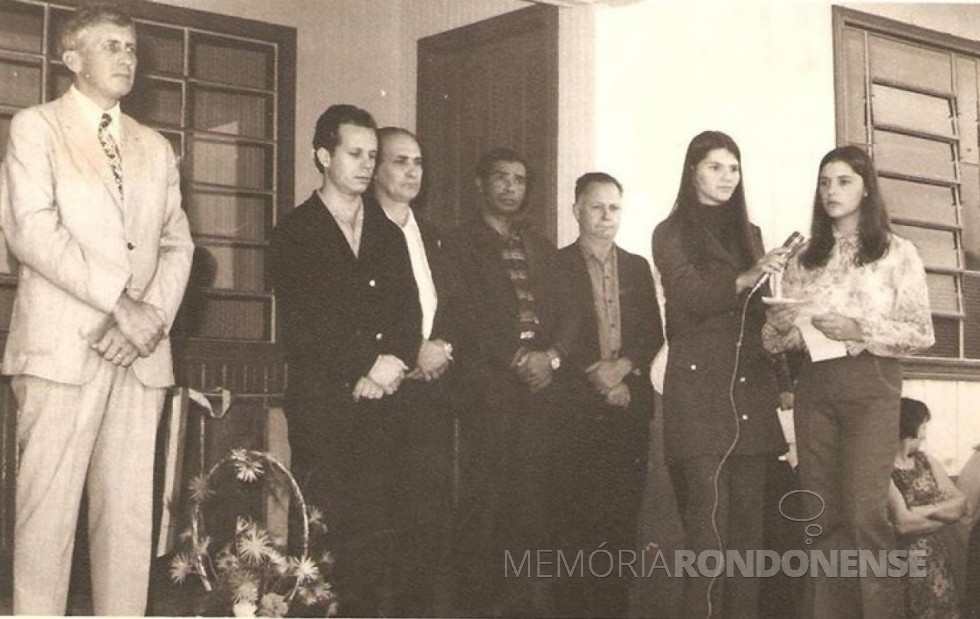 || Solenidade de inauguração da então Escola Municipal Pedro Álvares Cabral, cuja autorização para construção foi dada em março de 1972.
Da esquerda a direita: prefeito municipal Dealmo Selmiro Poersch, Diretor de Educação e Cultura, prof. Carlos Vanzin. delegado de Polícia, Alberto Meier. Demais não identificados. 
Imagem: Acervo Memória Rondonense - FOTO 3 -