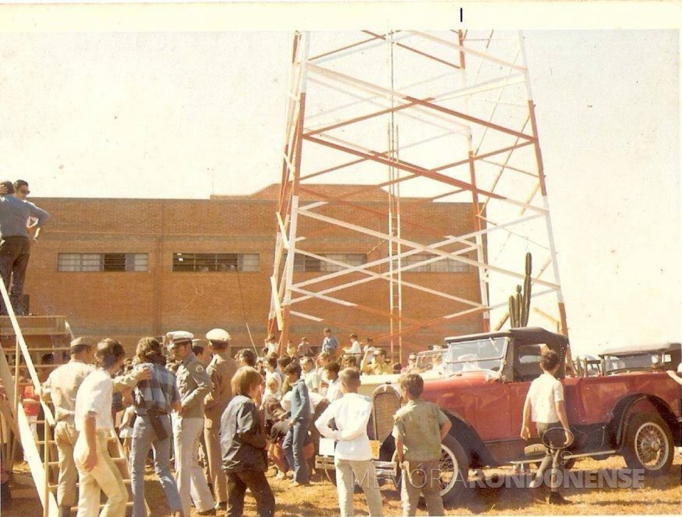 || Outro instantâneo do público presente a inauguração da TV Tibagi, em Apucarana, de propriedade de Paulo Pimentel,  em 1969. 
Imagem: Acervo JWS  - FOTO 7 - 