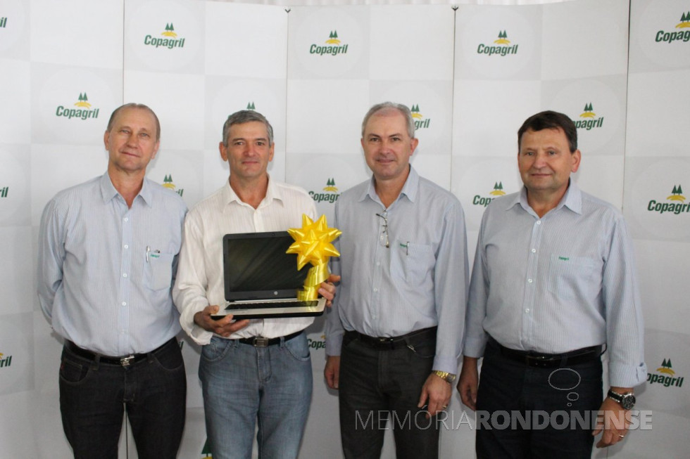 || Agricultor Odilvo Daronch recebendo o prêmio de melhor produtor de soja até 10 alqueires de 2014/2015, da diretoria da Copagril.
Da esquerda para a direita: Ricardo Silvio Chapla - diretor-presidente, Eloi Darci Podkowa - diretor-vice-presidente e Márcio Buss - diretor-secretário da Copagril, respectivamente.
Imagem: Acervo Imprensa Copagril - Crédito: Carina Ribeiro/Copagril - FOTO 8 -