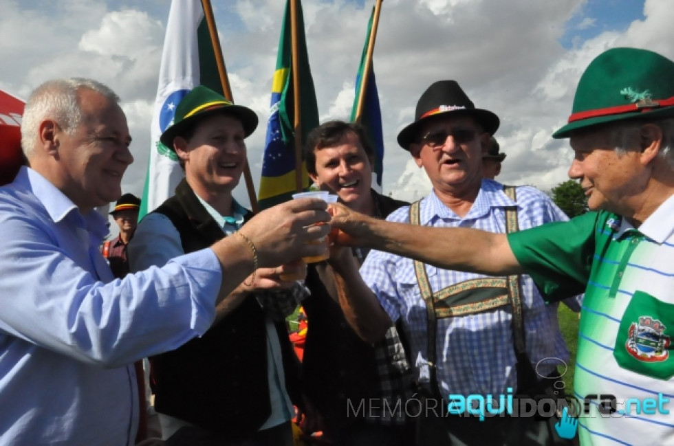 || Momento de saudação com os primeiros copos de chopp, na abertura da Frühlingfest 2014, de Entre Rios do Oeste. Da esquerda à direita: Leomar Rohden (Mano), vice-prefeito municipal de Pato Bragado; Jones Heiden, prefeito municipal; 3º - não identificado; Ari Maldaner, vice-prefeito de Entre Rios do Oeste; e Lauro Rohde, ex-prefeito municipal de Entre Rios do Oeste.
Imagem: Acervo AquiAgora.net - FOTO 10 -