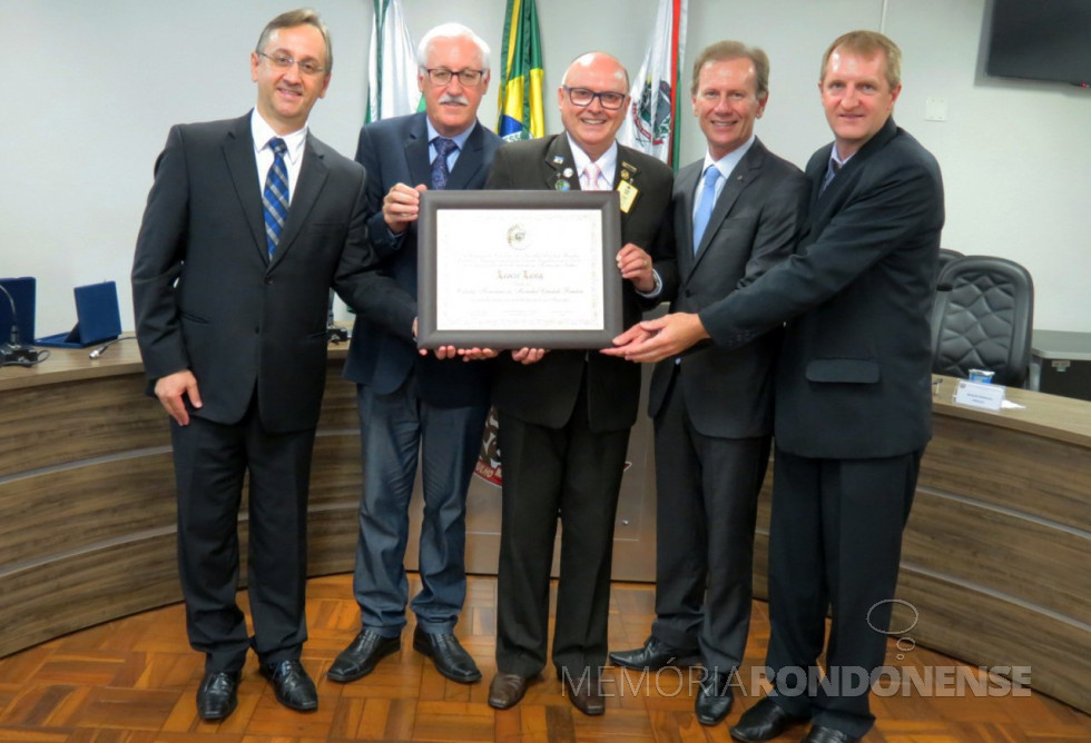 || Momento da entrega do título de cidadão honorário de Marechal Cândido Rondon ao professor Leocir Lang.
Da esquerda à direita: vereador João Marcos Gomes, Presidente da Câmara Municipal; vereador Elmir Port, proponente do título; homenageado, prefeito municipal Moacir Froelich e ex-vereador Ito Rannov, proponente conjunto da outorga da honraria.
Imagem: Acervo da CM-Marechal Cândido Rondon.
Crédito: Cristiano Marlon Viteck - FOTO 22 -