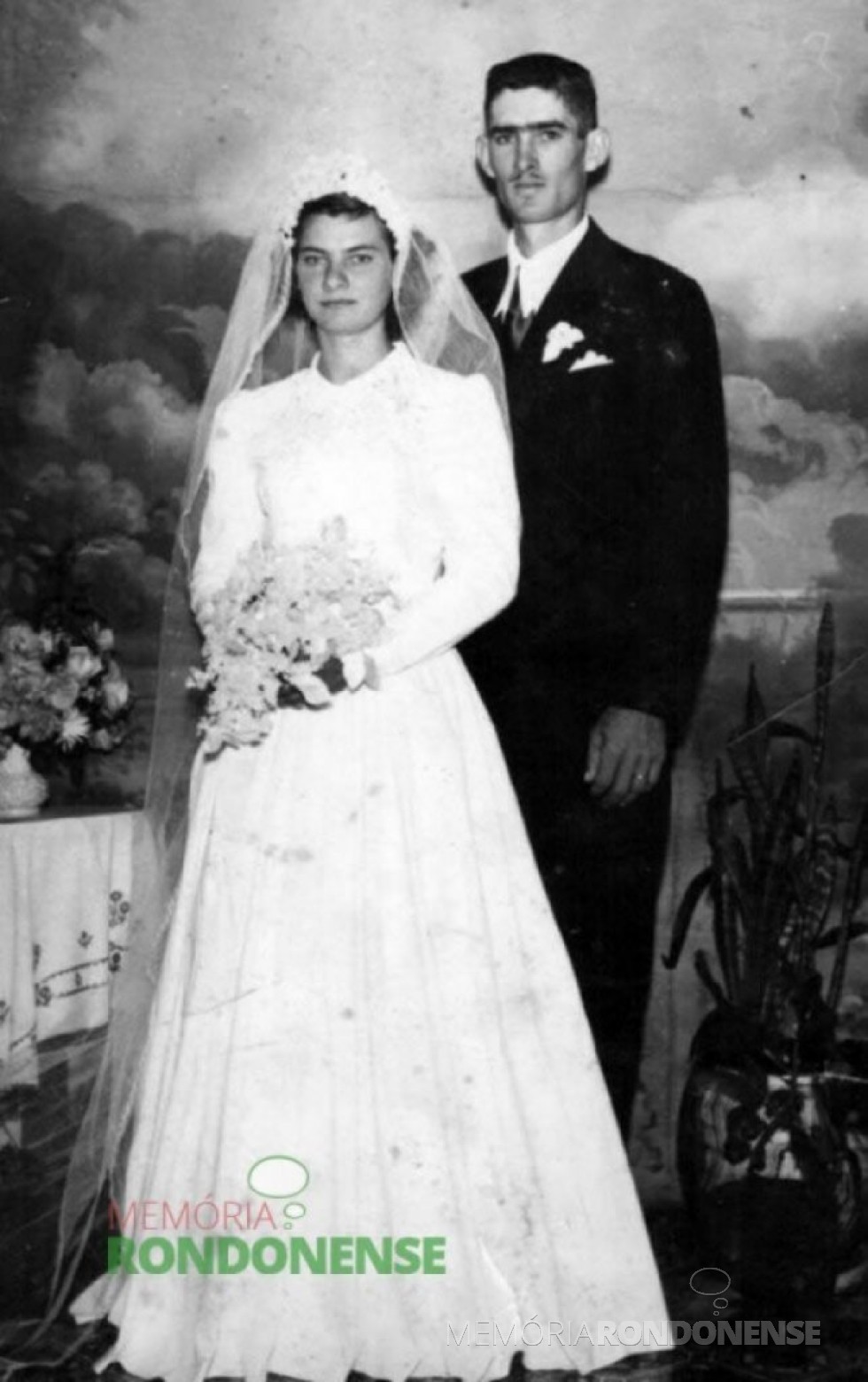 || Jovem pioneiro rondonense Geraldo Egon Lengert no dia do seu casamento com a jovem pioneira rondonense Loni Brunilda Weimann, em 13 de junho de 1959; ele falecido em novembro de 1996.
 Imagem: Acervo Claúdio e Merci Lindner - FOTO 23 –