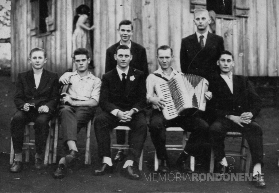 || Noivo Alceno Weber (3º da esquerda a direita), com irmãos e amigos.
Ao fundo, da esq. a direita: Liro, e o amigo Ervedo Schmidt (que se tornou cunhado). Sentados: cunhado Milton Schmidt, amigo Rudi Syperreck, o amigo Hugo Zastrow ( de gaita) e irmão Nilo.
Imagem: Acervo do casal - FOTO 4 -