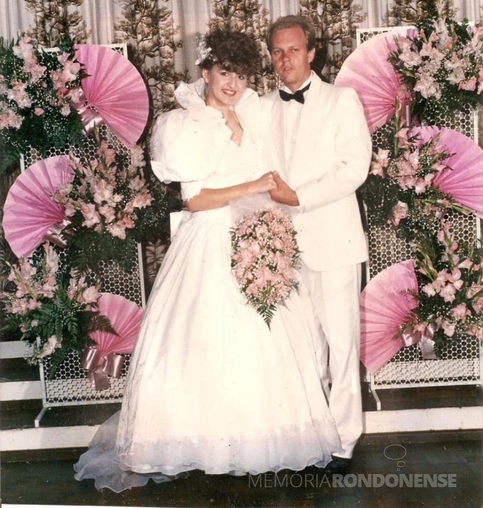 || Noivos Sandra Meine e Friedrich Rieger que casaram na cidade de Marechal Cândido Rondon, em setembro de 1989.
Imagem: Acervo do casal - FOTO 5 -