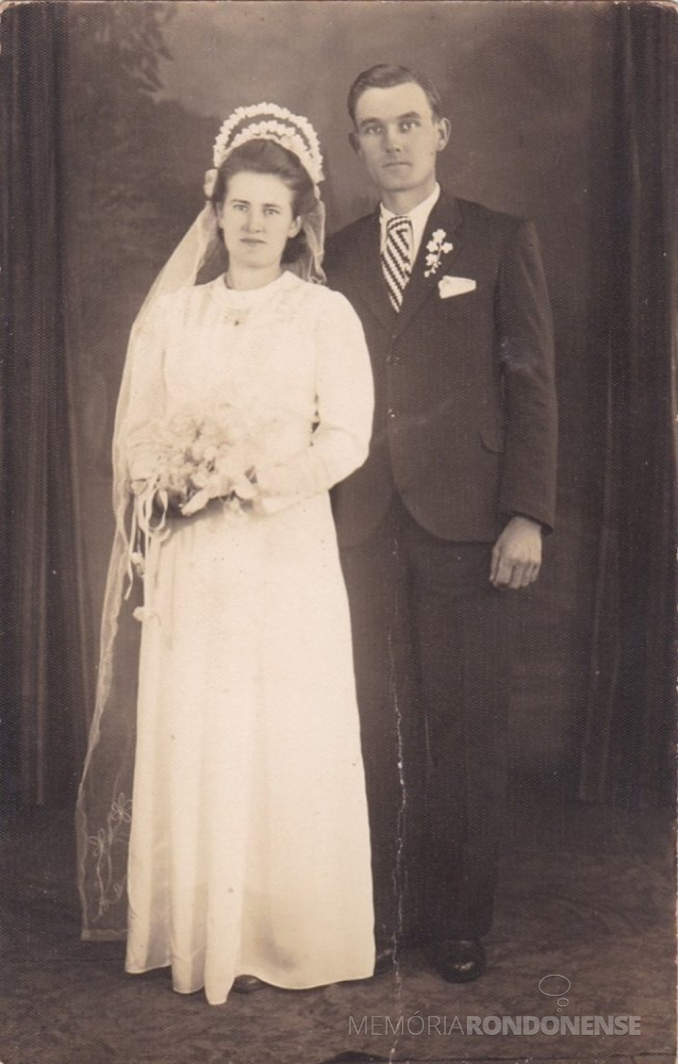 || Casal  Amália ( nascida Buss)  e Arthur Siewert, em fotografia no dia de casamento.
O casal chegou de mudança em Marechal Cândido Rondon, em julho de 1951. 
Imagem: Acervo Agnes Siewert - FOTO  6 -