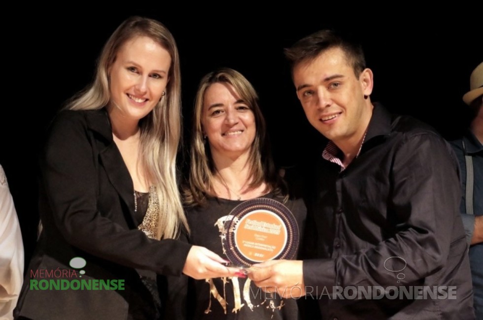 || Dupla RosileIne (à esquerda) e Juliano (à direita) recebendo o troféu de 3ª colocada no Festival SESI de Música 2015, em Curitiba. 
Imagem: Acervo Copagril - FOTO 10 -