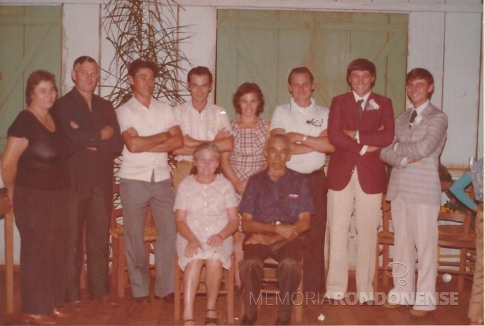 || Pioneiro Oswaldo Weber, sentado, com a esposa Lidia. 
Em pé, da esquerda à direita, os filhos: Nelda, Alceno, Nilo, Liro,  Broni, Ivo, Odaria e Bruno. 
Imagem: Acervo da família - FOTO 15 -