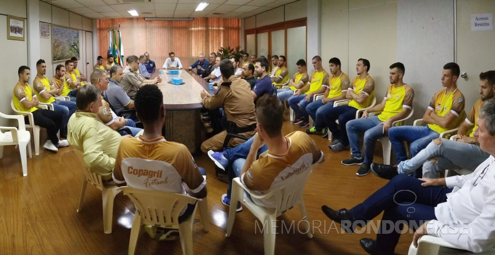 || Diretoria, comissão e jogadores da Copagril Futsal recepcionados pelo prefeito municipal Marcio Andrei Rauber (ao fundo, na ponta da mesa) no Paço Municipal Arlindo Alberto Lamb de Marechal Cândido Rondon.
Imagem: Acervo Imprensa PM-MCR - FOTO 15 - 