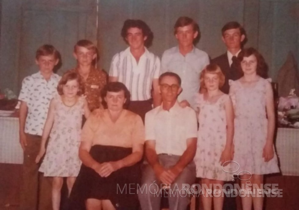 || Pioneiro Arnaldo Storck e esposa Edi com seus filhos, em foto da década de 1970, no casamento do primogênito Alceu com Hildegard Naegele. Da esquerda à direita, excetuado os pais: ao fundo: Vilmar, Vilson, Elmar, Irineu e Alceu. À frente: Nelize, Edeli e Marli Imagem: Acervo Alceu Storck - FOTO 1 -