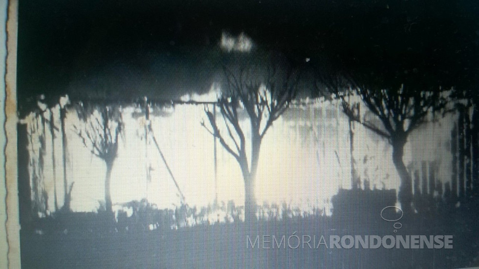 || Residência de Orlando Schütz, em Quatro Pontes, destruída pelo fogo em 1969.
Imagem: Acervo Décio Carlos Schütz - FOTO 7 -