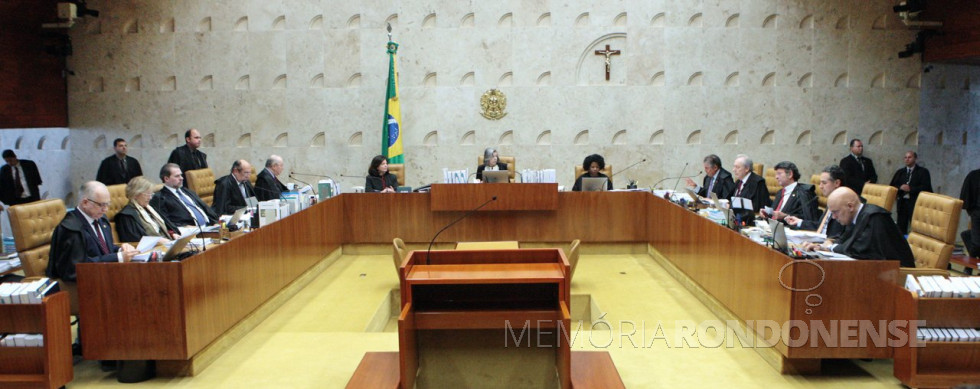 || Colegiado do Supremo Tribunal Federal (STF) que examinou e decidiu sobre a habeas-corpus 125752 denegado ao ex-presidente Lula, em abril de 2018.Da esquerda a direita: os ministros (sentados) Luiz Edson Fachin, Rosa Weber, Dias Toffoli, Gilmar Mendes, Celso de Mello, procuradora Raquel Dodge, ministra presidente Carmen Lúcia, secretária da sessão, ministros (sentados) Aurelio Mello, Ricardo Lewandowski, Luiz Fux, Luiz Roberto Barrozo e Alexandre de Moraes.
Imagem: Acervo STF - FOTO 12 -