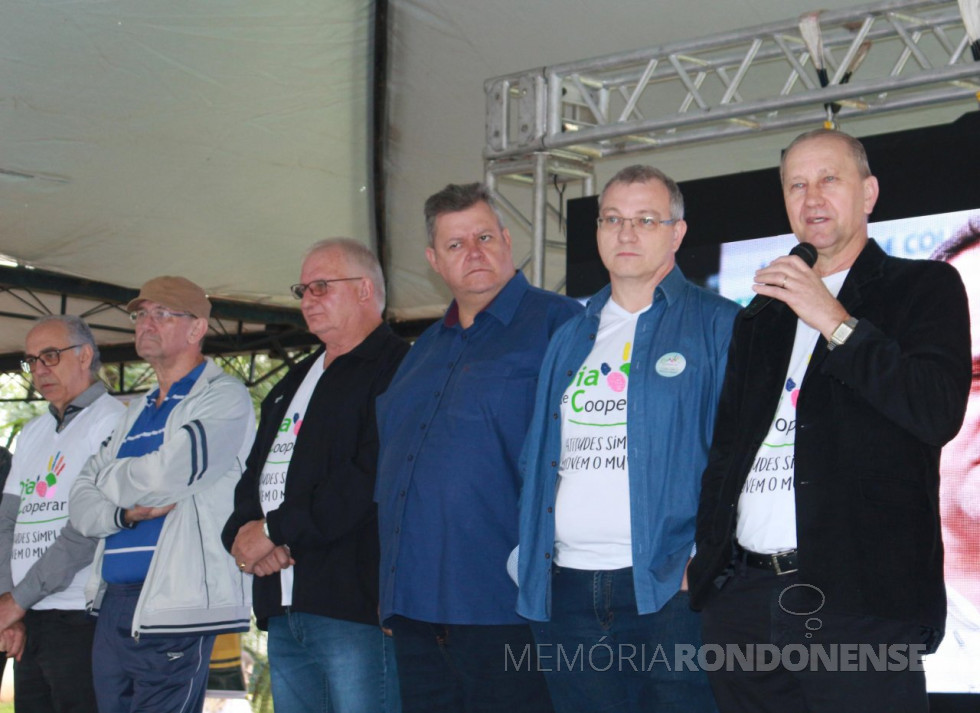 || Ricardo Silvio Chapla fazendo a abertura do Dia de Cooperar (Dia C) 2018, na Praça Willi Barth.
Da esquerda à direita: 1º e 2º - não identificados; 3º - Adolfo Rudolfo Freitag, presidente do Conselho de Administração da Sicredi  Aliança PR/SP; 4º Sérgio Marcucci, secretário municipal de Indústria, Comércio e Turismo e 5º - Gerson Froehner, presidente da Associação Comercial e Empresarial de Marechal Cândido Rondon (ACIMACAR). 
Imagem: Acervo Imprensa Copagril - FOTO 10 - 