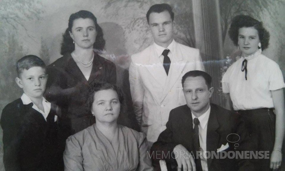 || Casal João e Alzira Saatkamp com os filhos Romeu, Leocádia, Amário e Julia, que chegou a então Vila de General Rondon, em maio de 1957.
Imagem: Acervo Venilda Saatkamp - FOTO 1 -