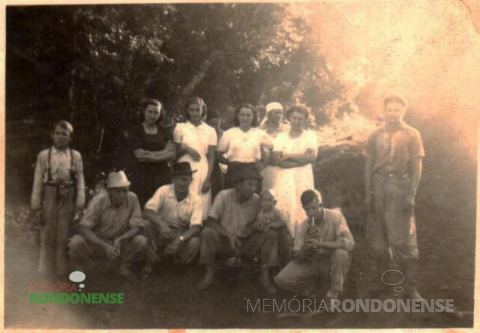 || Família Reschke recém chegada com a mudança a cidade de Toledo, a caminho da então vila General Rondon, em novembro de 1951. 
Na época, para chegar a atual Marechal Cândido Rondon, a única estrada que existia era via Margarida, Pato Bragado e Iguiporã.
A descontinuidade da viagem em Toledo,  se deu por ser domingo., em vista da convicção religiosa do motorista Harry Pydd e de seu ajudante Egon Frost (pertenciam a comunidade batista).Por convicção religiosa não se viajava nesse dia.
Da esquerda à direita, fundo: Eli, Arnilda, Blondine Lili, Frau Redlich ( sogra de Arnoldo Reschke, de lenço na cabeça),  a mãe Hulda Reschke, a irmã desta, Vilma  e Edward Linck.
À frente, da esquerda à direita: Reinart, sr. EgonFrost (veio como empregado do casal Reschke para trabalhar na serraria), Friedrich ... (noivo de Hulda Vilma), Arnoldo Reschke( com o filho Erno no colo),  e Harry Pydd (motorista do caminhão de mudança, com a cuia de chimarrão na mão).
Imagem: Acervo Reinart Reschke.