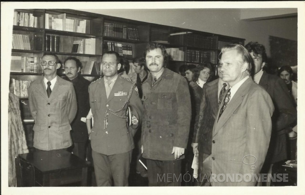 || Solenidade de inauguração da Biblioteca Pública Municipal de Marechal Cândido Rondon, em julho de 1974. Da esquerda à direita: Francisco Antonio Muniz, prefeito municipal de Santa Helena; coronel Percio Ferreira, comandante do Batalhão de Fronteiras, de Foz do Iguaçu; professor Ilmar Prieznitz, secretário municipal de Educação e Cultura; e vereador Waldi Winter. Ao fundo, a professora Ani Lamb.
Imagem: Acervo Valdir Sackser - FOTO 19 –