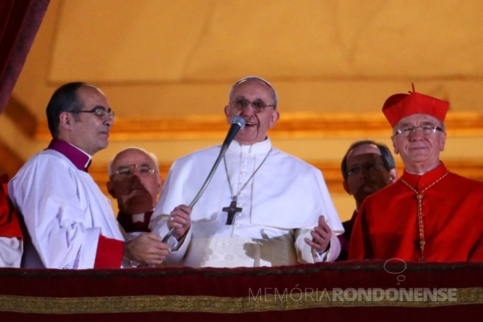 || Cardeal Jorge Mario Bergoglio, argentino, eleito com o 266º Papa da Igreja, com o nome de Papa Francisco, saudando a multidão na Praça de São Pedro, em Roma, logo após sua eleição, em março de 2013.
À direita, arcebispo emérito de São Paulo, cardeal Cláudio Hummes, brasileiro de Montenegro, RS. 
Imagem: Acervo Revista Época - FOTO 12 -
