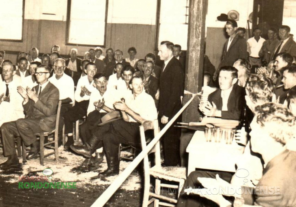 || Arlindo Alberto Lamb (de terno escuro) adentrado ao extinto salão Wayhs para a solenidade de sua posse com primeiro prefeito eleito de Marechal Cândido Rondon, em dezembro de 1961.
Imagem: Acervo da Família de Arlindo e Norma Lamb - FOTO 1 -