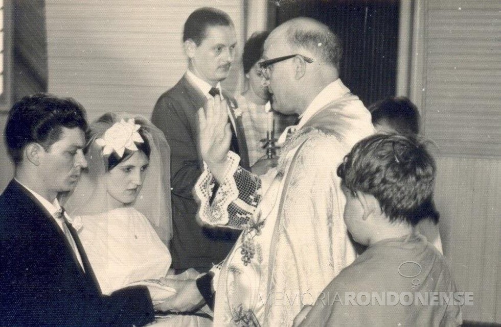 || Casamento relegioso dos jovens Emilia Klein e Rudi Antonio Leobet oficiado pelo padre Aloísio Baumeister. 
Imagem: Acervo Adriana Leobet Bregoli - FOTO 1 - 