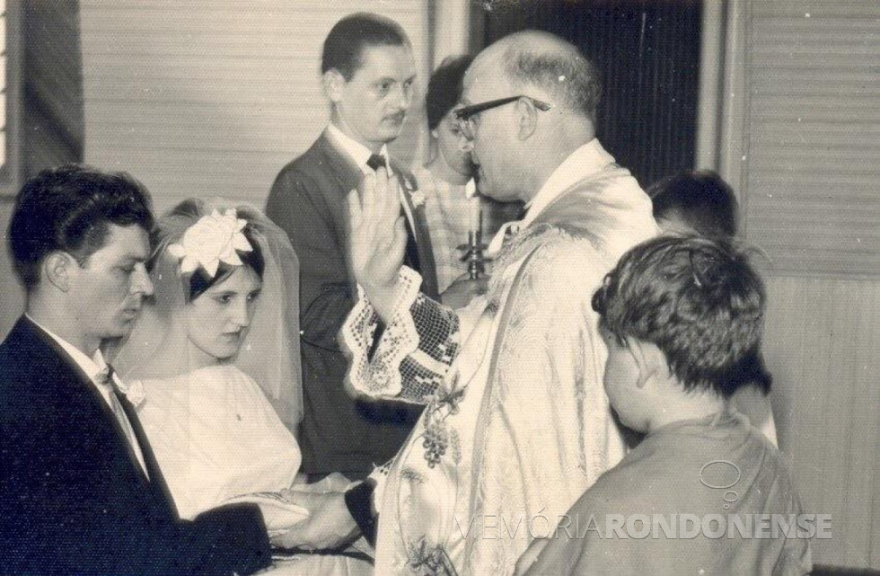 || Casamento relegioso dos jovens Emilia Klein e Rudi Antonio Leobet oficiado pelo padre Aloísio Baumeister.
Imagem: Acervo Adriana Leobet Bregoli - FOTO 1 -