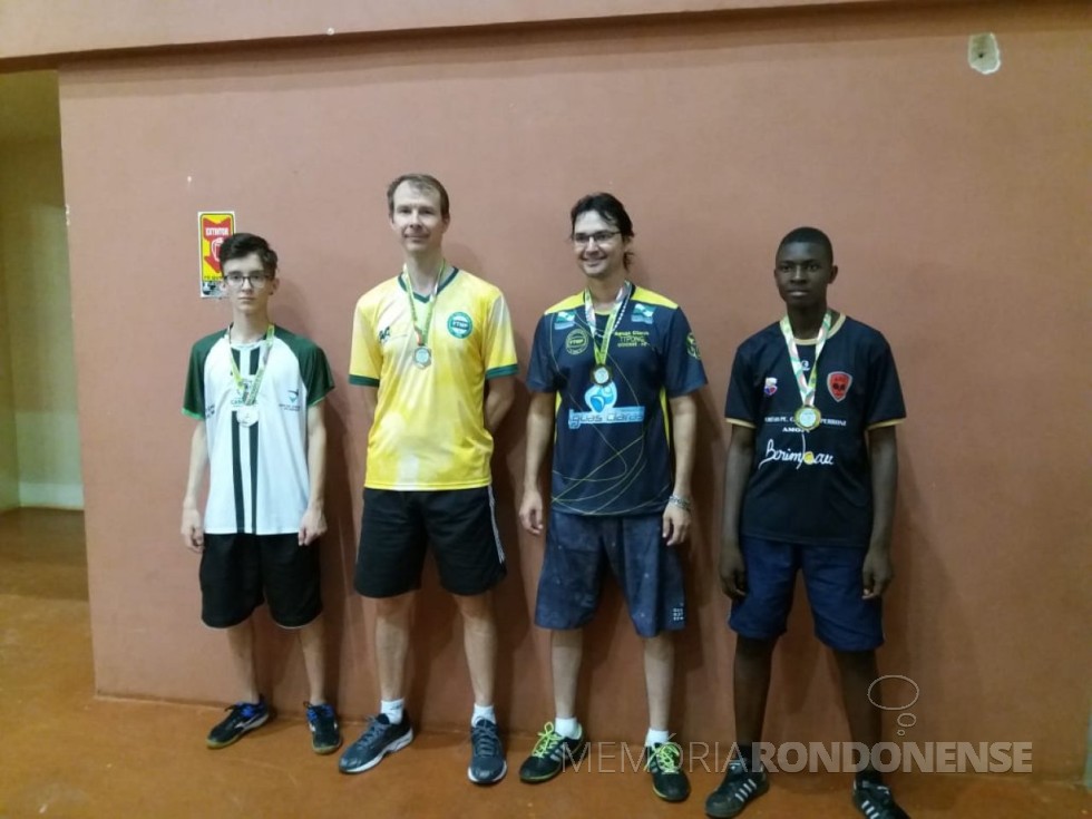 || Cristiano Stenzel (camisa amarela) campeão da 6ª Copa Kimura de Tênis de Mesa, em dezembro de 2018. 
Imagem: Acervo Imprensa PM-Marechal Cândido Rondon - FOTO 20 - 
