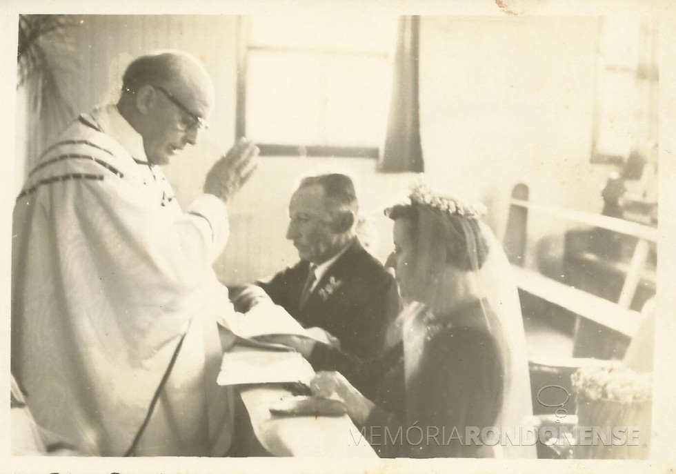 || Celebração religiosa das Bodas de Ouro do casal Henrique Aloisio Scheid e Josephina Maria Rockenbach, em 1962, na antiga igreja de madeira da Pároqua Sagrado Coração de Jesus, em Marechal Cândido Rondon.
Imagem: Acervo Guido Rockembach - FOTO 7 -