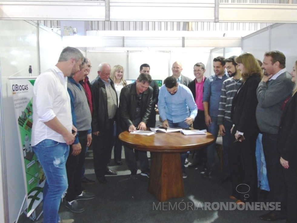 || Assinatura do termo de cooperação técnica entre a Prefeitura Municipal de Entre Rios do Oeste e CI Biogás - ER pelo prefeito municipal Jones Neur Heiden (e) e o diretor-presidente do Centro, Rodrigo Régis de Almeida Galvão, em junho de
Imagem: Acervo Imprensa PM-ERO - Crédito: Patty Porto - FOTO 11 -