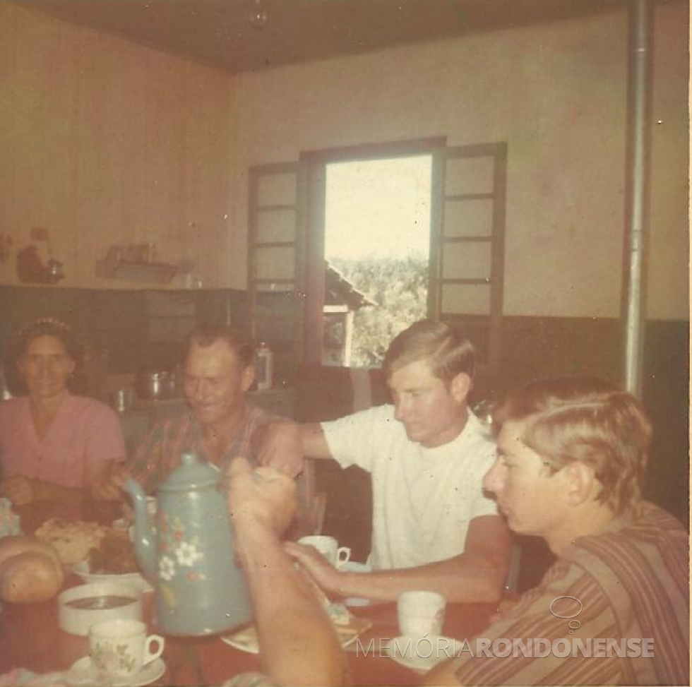 || Estagiário Eric Johnson tomando o café na residência da família Zymslony.
Da esquerda à direita: o casal Tereza (nascida Sauer) e Daniel Zymslony, Eric Johnsson, de camisa branca,  e Adelmo Zymsloni, filho do casal. 
Imagem: Acervo de Adelmo Zmyslony - FOTO 8 -