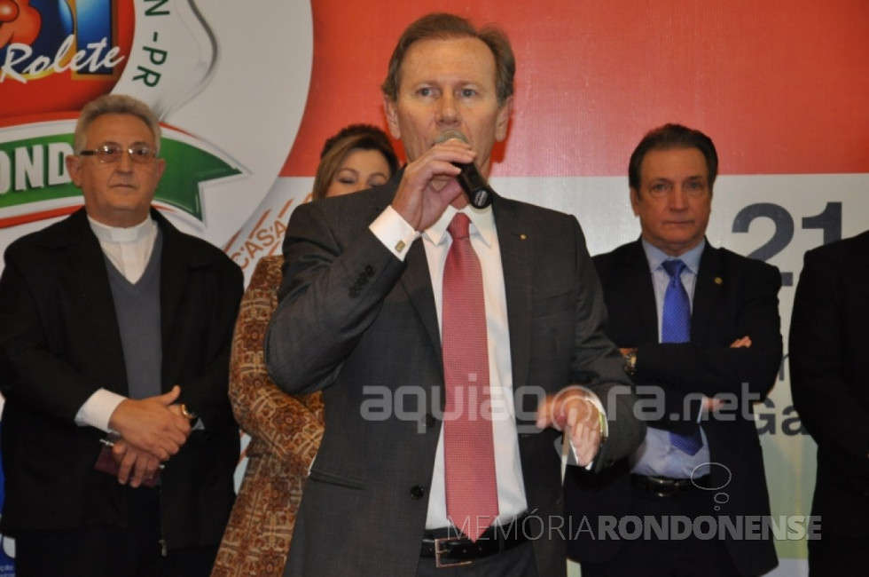 || Prefeito municipal Moacir Froelich declarando a abertura da Expo Rondon 2016 e os festejos do 56º aniversário de Marechal Cândido Rondon. Ao fundo, da esquerda a direita: Padre Solano Tambosi, 1ª dama Cleonice Froelich e o deputado estadual Ademir Bier. 
Imagem: Acervo AquiAgora.net - FOTO 16 -