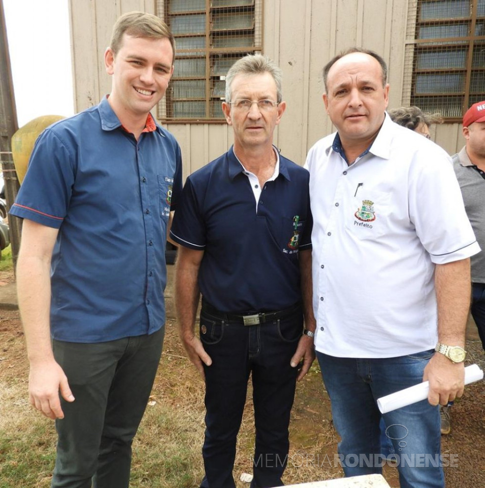 || Silvestre Rohden (c) que assumiu a Secretaria de Finanças, de Quatro Pontes, tendo à sua direita o vice-prefeito Tiago Hansel, e à esquerda, o prefeito João Laufer.
Imagem: Acervo Marechal News - FOTO 8 -